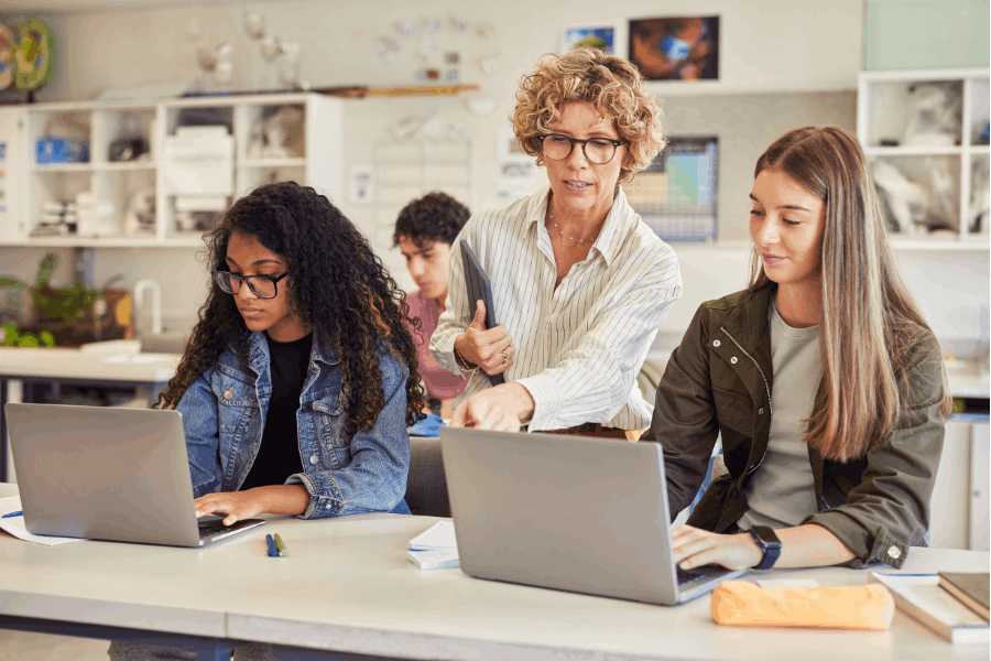 COMPETENCIAS DIGITALES PARA  FORMADORES Y TUTORES SEGÚN EL  «MARCO COMÚN DE COMPETENCIA  DIGITAL DOCENTE-DIGCOMP»